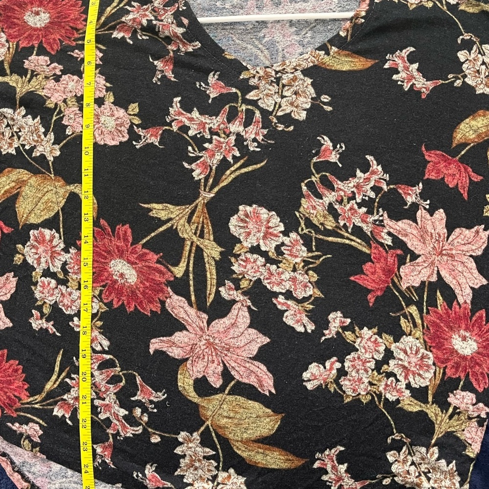 Well Worn Black Floral Women's Blouse - Picture 7 of 8